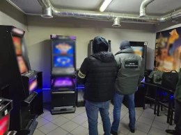Nielegalny salon gier hazardowych zlikwidowany. Policja zabezpieczyła automaty i gotówkę