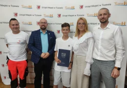 Zobaczył rozbite auta i ruszył na pomoc. Dzięki jego reakcji ranny szybko otrzymał pomoc