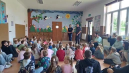 Egzamin na kartę rowerową i rozmowy o bezpieczeństwie. Policjanci odwiedzili uczniów szkoły podstawowej
