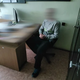 Siekierą wybił okno i ukradł biżuterię o wartości 32 tysięcy złotych. Złapali go