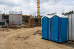 Toalety mobilne na budowie - jak dopasować zaplecze sanitarne do liczby pracowników?