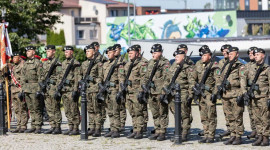 Kwiaty, odznaczenia i przemówienie. Obchody Święta Wojska Polskiego