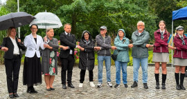 Kwiaty i znicze pod Pomnikiem Harcerzy. Hołd dla bohaterów Powstania Warszawskiego