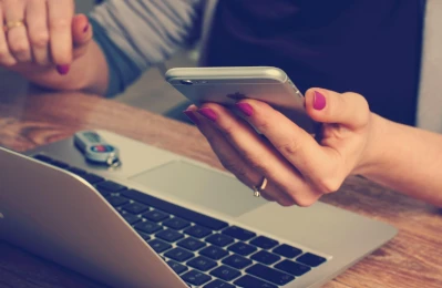 Jak nie dać się zmanipulować w internecie? Dezinformacja, deepfake’i i bańki informacyjne