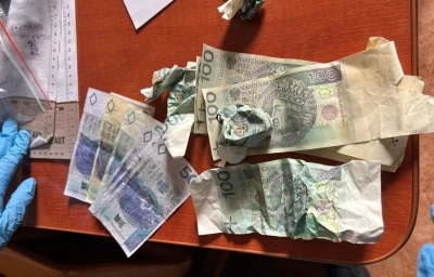 Co najmniej 30 fałszywych banknotów miało trafić do obiegu