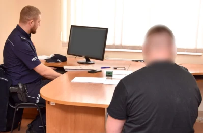Rozbił Dodge’a na płocie. Auto ukrył w lesie