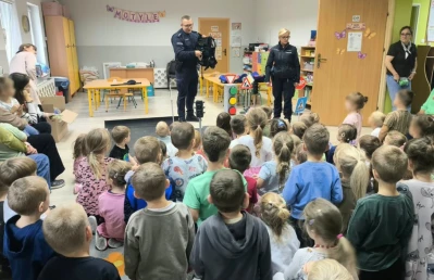 Lekcja, która może się przydać w codziennym życiu. Policjanci odwiedzili najmłodszych mieszkańców regionu