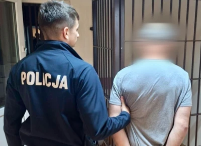 Próbował ukryć zawiniątko w dłoni. Usłyszał zarzut