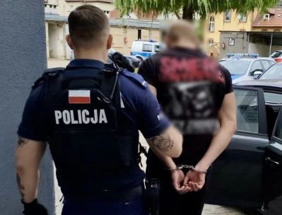 Pobicie przed lokalem gastronomicznym. 19-latek usłyszał zarzut