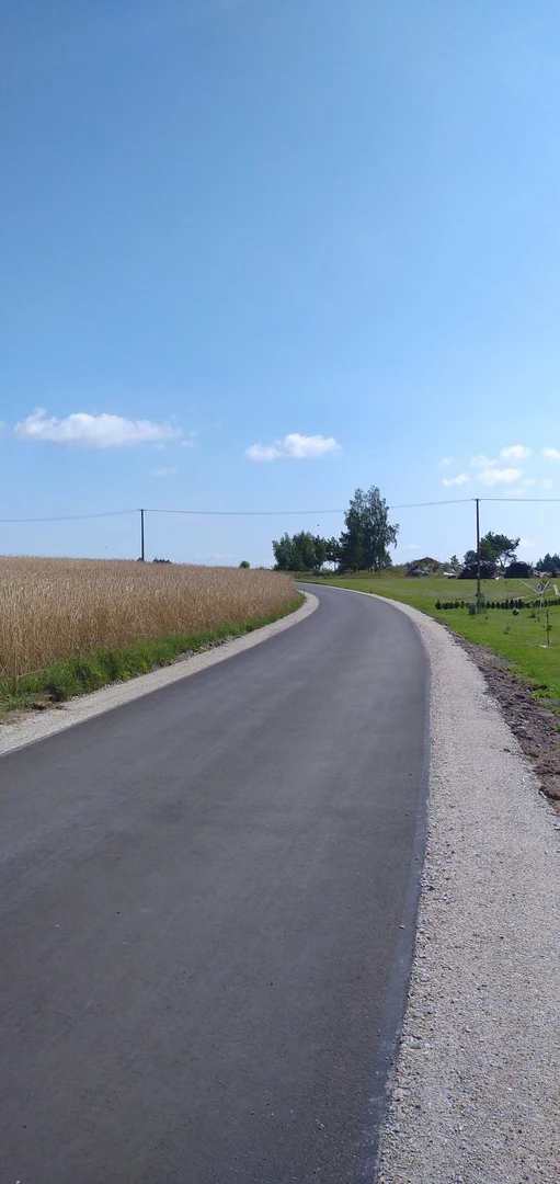 fot. Gmina Warlubie. Nowy, wyremontowany odcinek drogi.