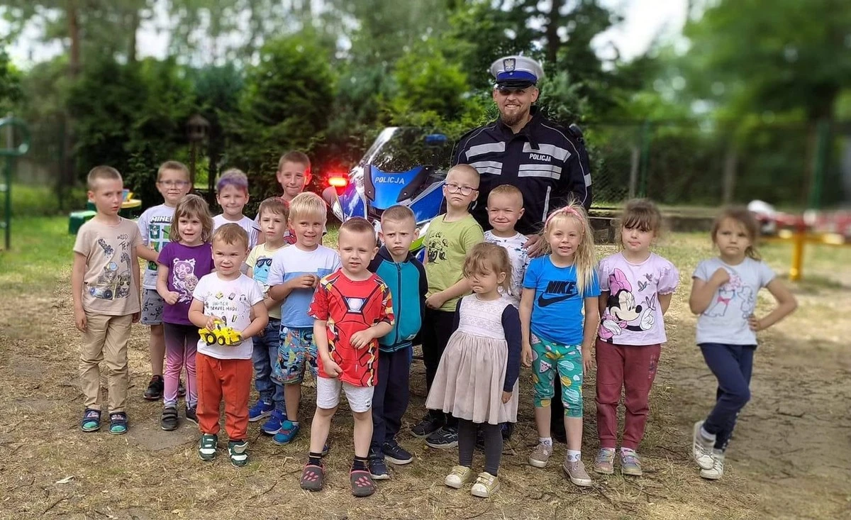 fot. KPP Tczew / Spotkanie policjanta z dziećmi