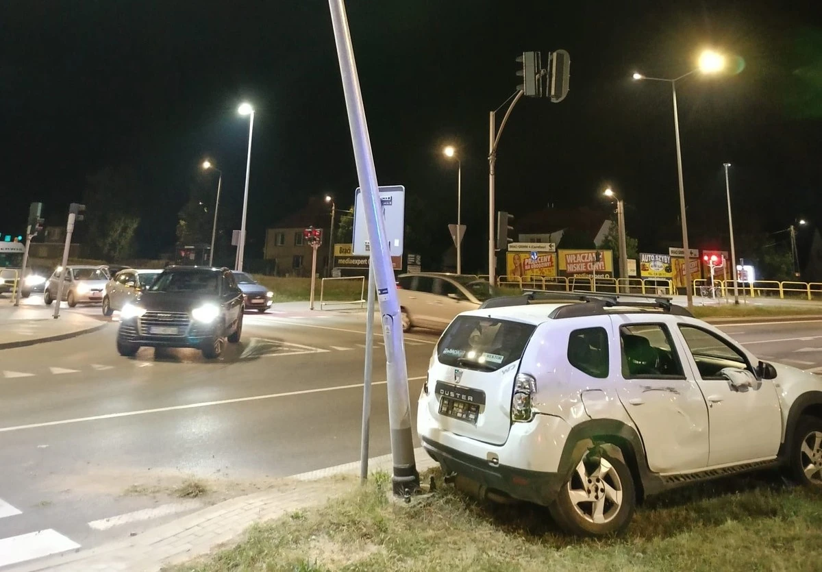 fot. KPP Tczew. Nietrzeźwy 53-latek wjechał w autobus