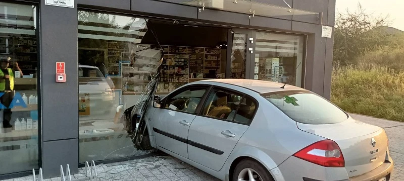 fot. KPP Tczew. 19-latka wjechała w budynek po tym, jak koleżanki namówił ją, aby spróbowała prowadzić auto