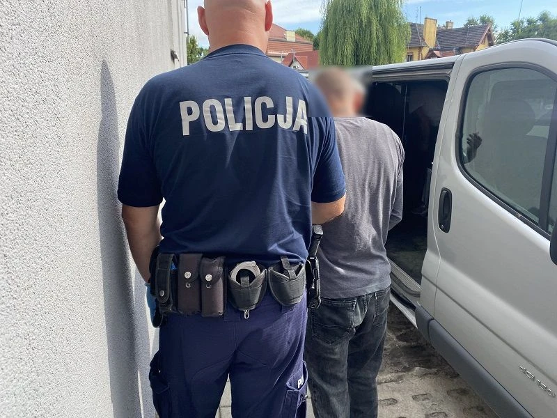 fot. KPP Tczew. 38-latek zniszczył przystanek w Tczewie